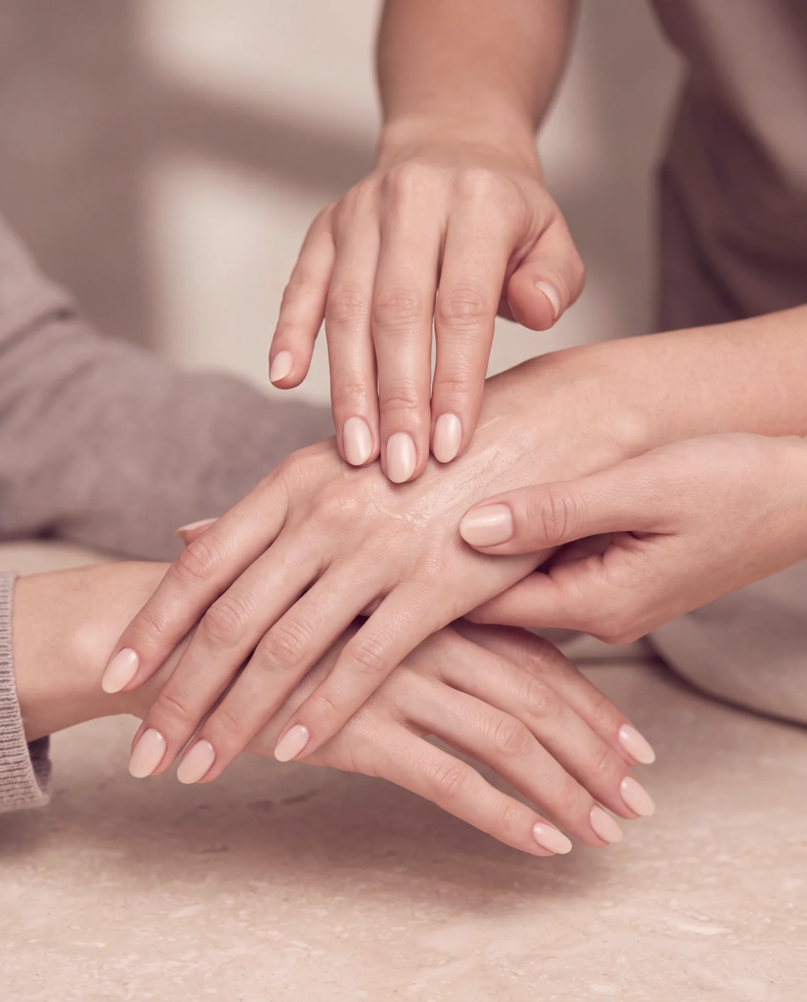 Rituale professionale di cura e trattamento mani MNAILS