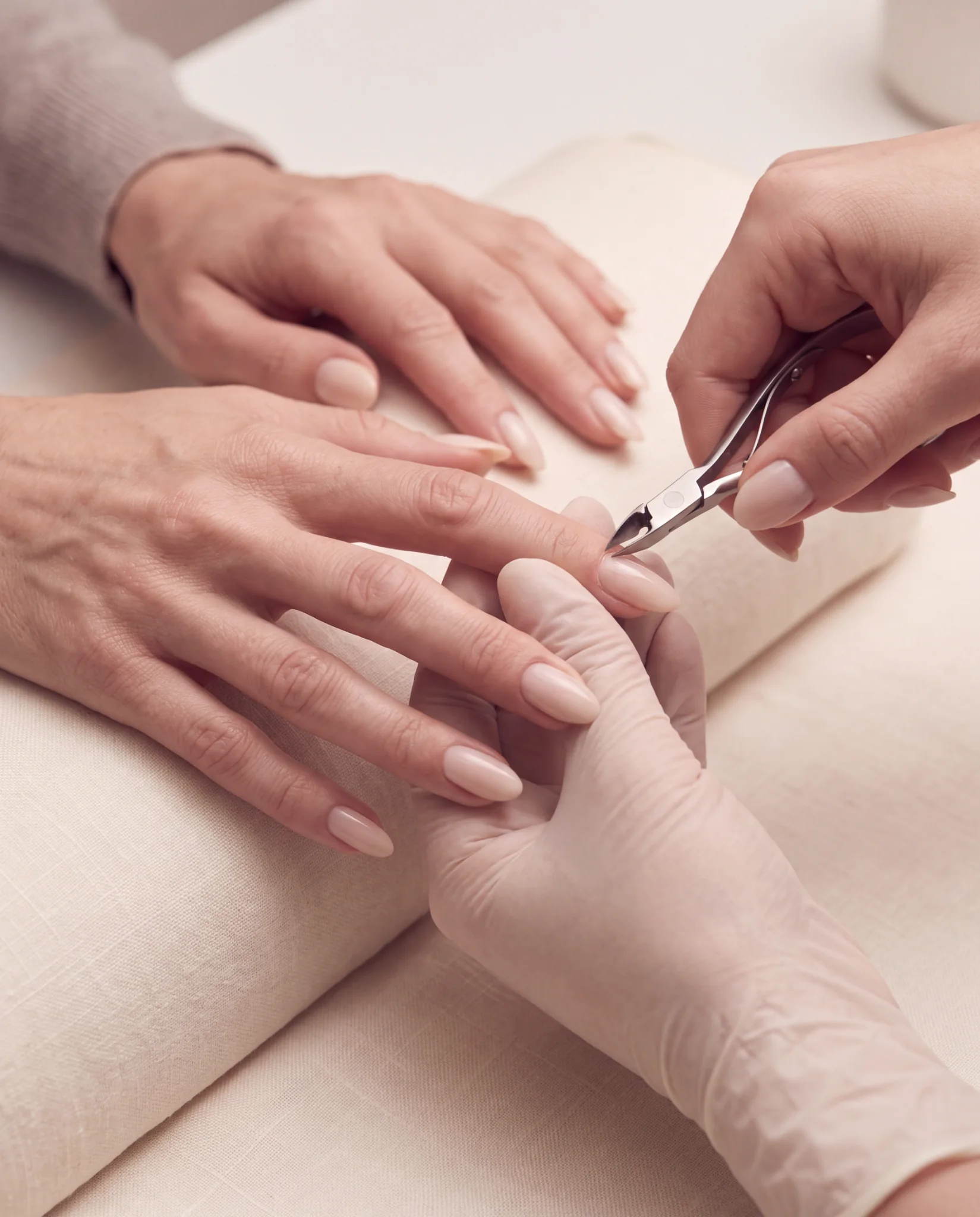 Trattamento professionale manicure e cura delle cuticole da MNAILS